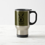 Mug De Voyage Bouclier Maccabee Soumis Et Voies<br><div class="desc">Une représentation de style "sobre" militaire noir d'un bouclier de Maccabee et de deux lances. Le bouclier est orné d'un lion et d'un texte lisant "Yisrael" (Israël) dans l'alphabet paléo-hébreu. Le texte hébreu "Maccabee" apparaît également. Ajoutez votre propre texte supplémentaire. Les Maccabées étaient des rebelles juifs qui ont libéré la...</div>