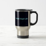 Mug De Voyage Chag Chanukkah Sameach - Joyeux Chanukkah !<br><div class="desc">Texte hébreu bleu et blanc lisant "Chag Chanukkah Sameach" (Heureux Chanoukka) sur un arrière - plan de starfield. Chanukkah est le "Festival des lumières" du milieu de l'hiver.</div>