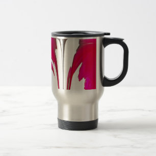 Mug De Voyage Chic rouge extraordinaire rose sous le ciel blanc.