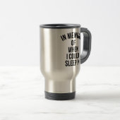 Mug De Voyage Dans la mémoire de quand je pourrais dormir dedans (Devant droit)