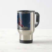 Mug De Voyage Drapeaux patriotiques et ciel bleu sur un (Devant droit)