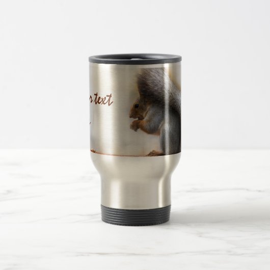 Mug De Voyage Écureuil sur un banc et quelques noix (Centre)