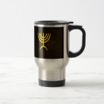 Mug De Voyage Flamme de Menorah<br><div class="desc">Un rendu numérique de la menorah juive à sept branches (hébreu : מְ וֹ נ רָ ). La menorah à sept branches, utilisée dans le sanctuaire portatif mis en place par Moïse dans le désert et plus tard dans le Temple de Jérusalem, est un symbole du judaïsme depuis des temps...</div>