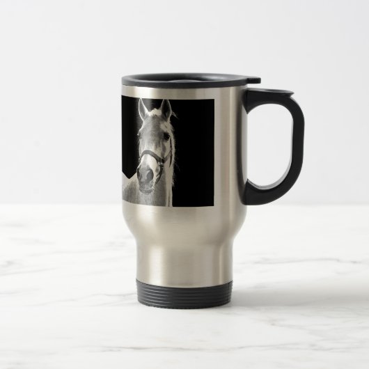 Mug De Voyage Gros plan Cheval blanc noir en nuit (Droit)