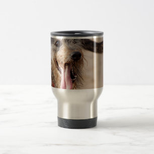 Mug De Voyage Heureux chien sur une plage