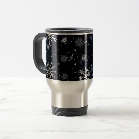 Mug De Voyage Le Noël de SlipperyJoe, hiver magique paisible à (Devant gauche)