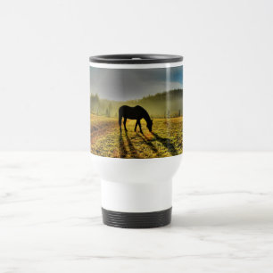 Mug De Voyage Pâturage à cheval au lever du soleil dans le champ