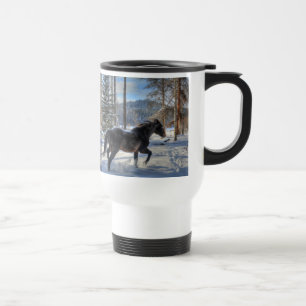 Mug De Voyage Percheron noir dans la neige et la forêt d'hiver