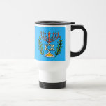 Mug De Voyage Persian Magen David Menorah<br><div class="desc">Cette image a été adaptée à partir d'un carrelage juif perse antique et présente une menorah avec un Magen David (Étoile de David) encadré de branches d'olivier. Les imperfections de l'image originale peinte à la main ont été conservées.</div>