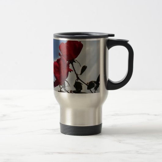 Mug De Voyage Roses rouges contre un ciel bleu vif (Droit)