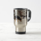 Mug De Voyage Winter snow scene with cute black and tan dog (Devant droit)