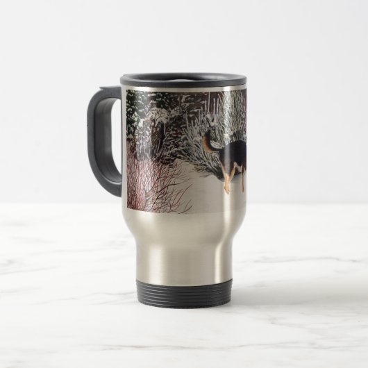 Mug De Voyage Winter snow scene with cute black and tan dog (Devant gauche)