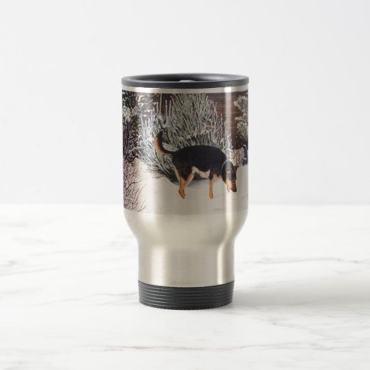 Mug De Voyage Winter snow scene with cute black and tan dog (Centre)