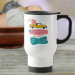 Mug De Voyage Yarnaholic Funny Tricot Dire w. Fil sur camion<br><div class="desc">Mug de voyage joyeux pour tricoteurs et de laine. La tasse de voyage a un design rétro avec un dicton populaire de yarnaholic, adapté pour les accros au tricot et au crochet (comme nous!). L'expression de fil est écrite dans la typographie majuscule décontractée et dit "Je suis un yarnaholic sur...</div>