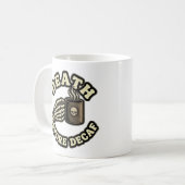 Mug Death Before Decaf | Funny Retro Skull & Coffee  (Devant gauche)