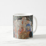 Mug Décès et vie par Gustav Klimt Art Nouveau Vintage<br><div class="desc">Death and Life (1908) de Gustav Klimt est une peinture d'art vintage de l'époque victorienne Symbolisme qui présente deux parties distinctes, Life and Death. Sur la gauche, la mort est représentée par une faucheuse sombre classique au crâne moussant, recouverte d'une robe sombre ornée d'une croix religieuse. Sur la droite se...</div>
