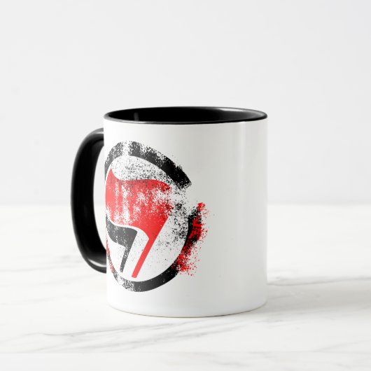 Mug Déchiré drapeau d'action anti-fasciste (Devant gauche)