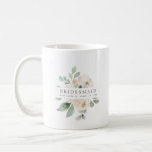 Mug Demoiselle d'honneur florale ene ivoire de rose<br><div class="desc">Caractéristiques de conception florales blanches enes ivoire chics et élégantes la demoiselle d'honneur de titre et 1 ligne de texte personnalisé ci-dessous. Tout les texte peut être édité, la couleur, la police et la taille être changé. Faites un pour chacune de la partie nuptiale. Elle semblera grande dans les photos...</div>