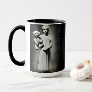 Mug Déplaisante fille Ethérée tenant l'ours en peluche