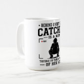 Mug Derrière chaque bon receveur se cache une maman qu (Devant gauche)