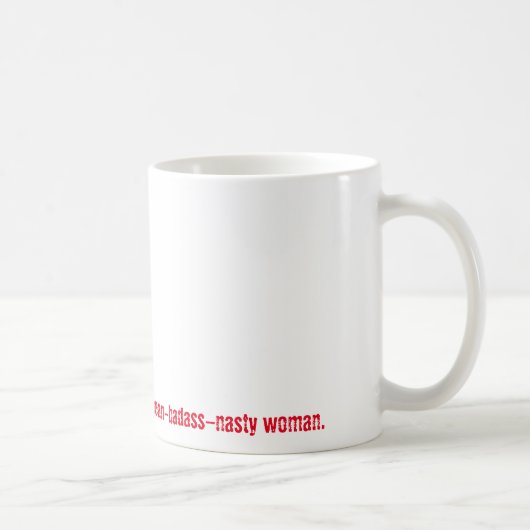 Mug Derrière chaque homme méchant… Femme (Droite)