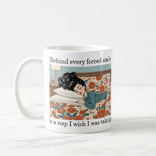 Mug Derrière Chaque Sourire Forcé Est Une Sieste - Drô