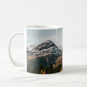 MUG DES ARBRES VERTS PRÈS DE LA MONTAGNE DE NEIGE COUV