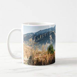 MUG DES ARBRES VERTS PRÈS DE LA MONTAGNE DE NEIGE COUV