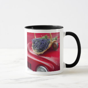 Mug Des bouquets de lavande reposent sur un vieux pick