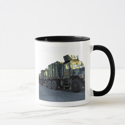 Mug Des camions blindés sont assis sur la jetée à More (Droite)