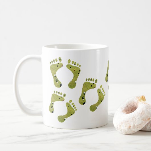 Mug Des Empreintes De Boules De Pelouse Sur Le Vert, (Avec donut)