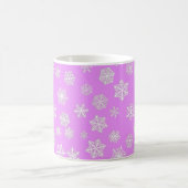 Mug Des flocons blancs sur un arrière - plan d'orchidé (Centre)