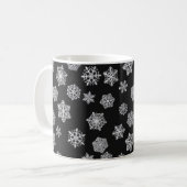 Mug Des flocons d'argent sur un arrière - plan noir (Devant gauche)