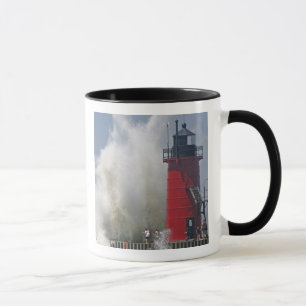 Mug Des gens sur la jetée regardent de grosses vagues