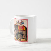 Mug Des Hommes Accompagnent Un Acte De Cirque Avec Un  (Devant gauche)