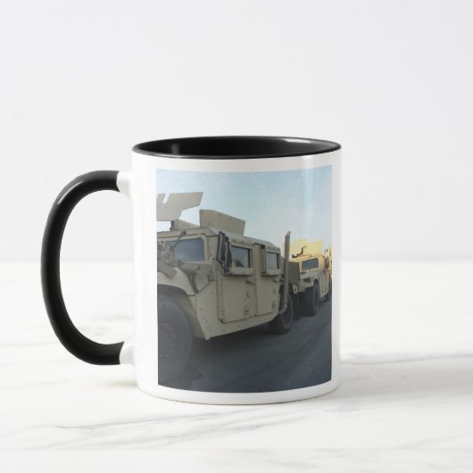 Mug Des Humvees s'assoient sur la jetée de Morehead Ci (Gauche)