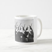 MUG DES NONNES AVEC DU CAFÉ À CAFÉ À ARMES. (Devant droit)