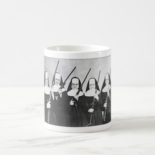 MUG DES NONNES AVEC DU CAFÉ À CAFÉ À ARMES. (Centre)