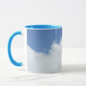 Mug Des nuages fluides dans un ciel bleu clair (Gauche)