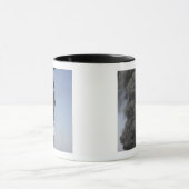 Mug Des nuages sombres de fumée et de feu émergent (Centre)