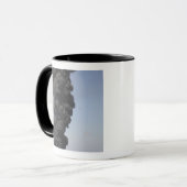 Mug Des nuages sombres de fumée et de feu émergent (Devant gauche)