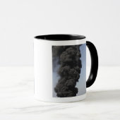 Mug Des nuages sombres de fumée et de feu émergent (Devant droit)