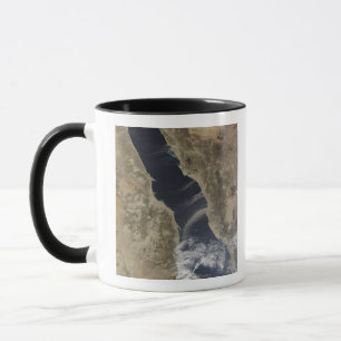 Mug Des panaches de poussière explosent au large des c