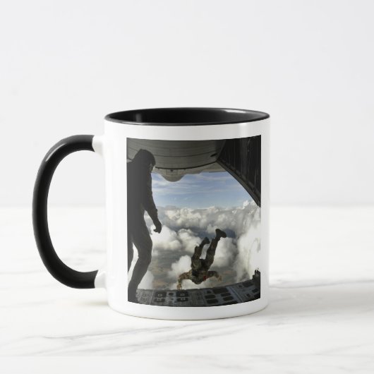 Mug Des parachutistes sautent à l'arrière d'un C-130 (Gauche)