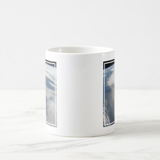 Mug Des Petits Satellites Orbitent Au-Dessus D'Une Par (Centre)