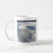 Mug Des Petits Satellites Orbitent Au-Dessus D'Une Par (Gauche)