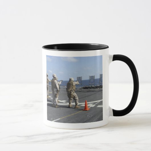 Mug Des policiers militaires s'entraînent avec le Berr (Droite)