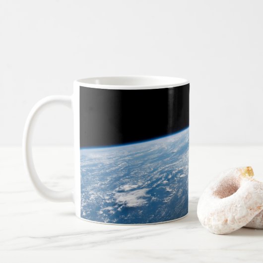 Mug Des Poutres De Soleil Au Bord Des Eaux De L'Océan  (Avec donut)