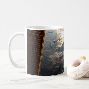 Mug Des Poutres Sunglint Au Large De La Mer Des Célèbe