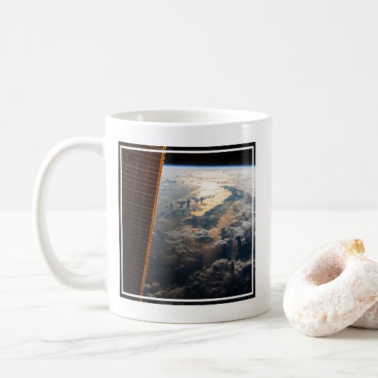 Mug Des Poutres Sunglint Au Large De La Mer Des Célèbe (Avec donut)